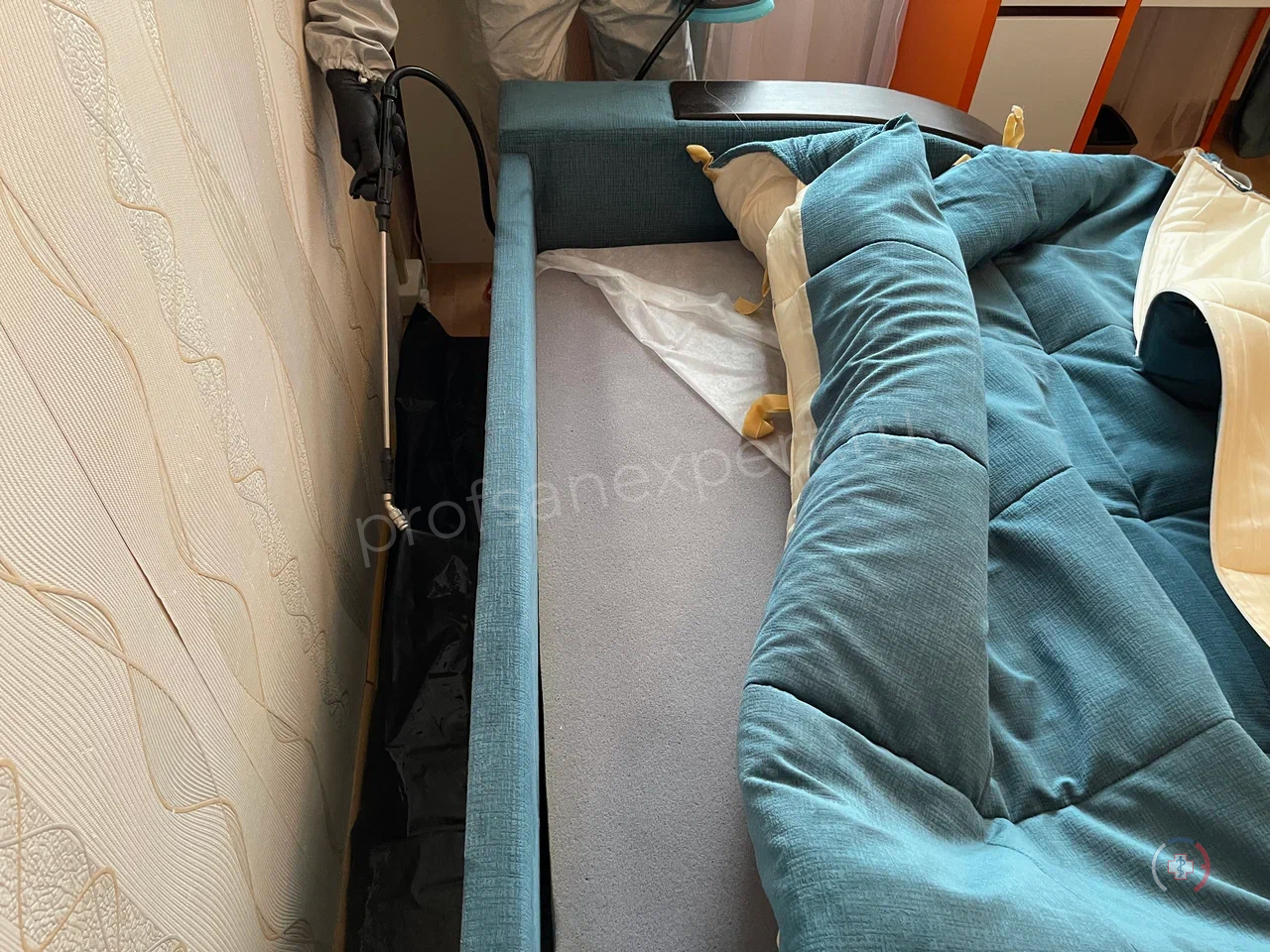 Обработка пространства за диваном
